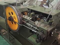 Video de prueba de una máquina de encabezado en frío de bolas de acero, para fabricar bolas de acero de 4 mm