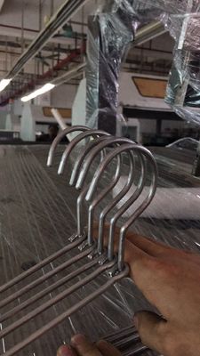 La ropa automática ata con alambre la suspensión que hace la máquina