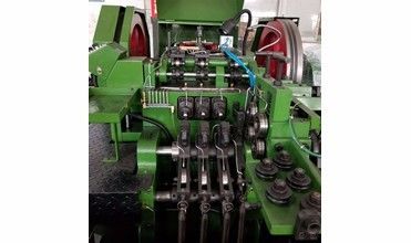 Máquina de hacer cabezas en frío fría del remache ciego, remache que hace la máquina, tipo del Seis-soplo del Tres-dado
