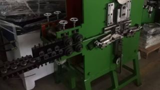 Máquina formadora de gancho automática